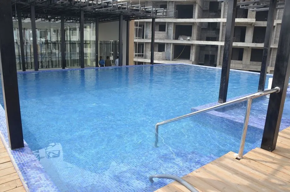 The rooftop infinity pool on the clubhouse roof