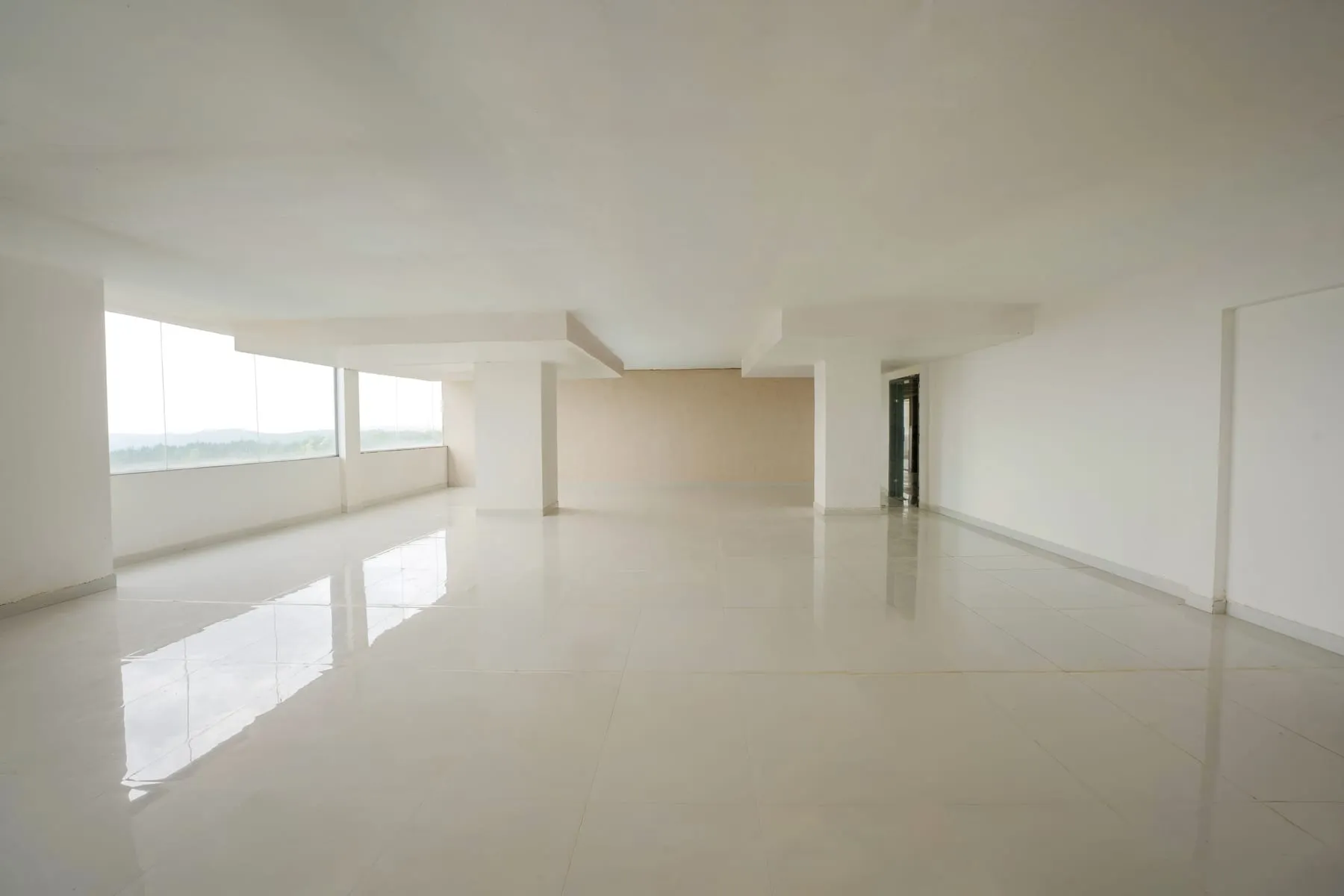 Bare-shell office floor along the centre column line