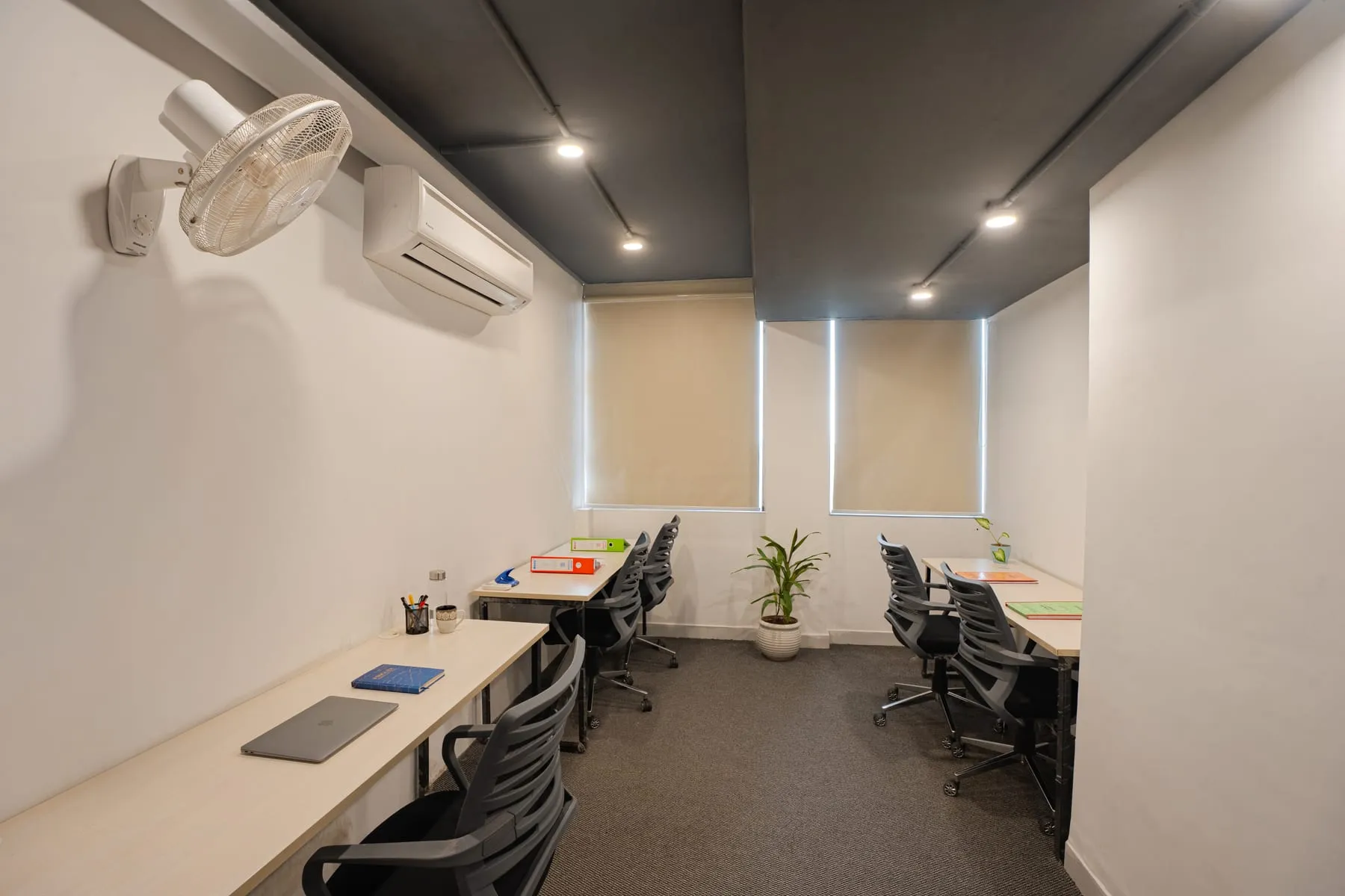 Team cabin with four workstations